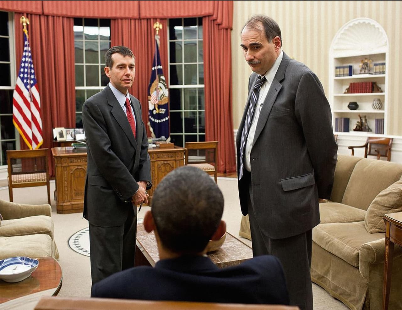 <b>Estrategia sin escándalo</b>. Con esta fotografía Pete Souza se refirió al escándalo por el libro de Michael Wolff, con anécdotas y chismes sobre interioridades de la Casa Blanca contadas por el exestratega de Donald Trump, Steve Bannon. “El presidente Obama con dos de sus estrategas políticos, David Plouffe y David Axelrod. Ambos escribieron libros pero por desgracia ninguno dio muchas noticias”, escribió el fotógrafo con ironía en la publicación de Instagram.