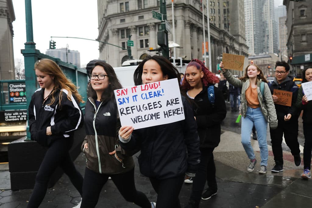 Cientos de estudiantes de secundaria de la ciudad de Nueva York se salen de clase para unirse a las protestas en contra de las políticas de inmigración del presidente Donald Trump, el 7 de febrero de 2017 en Nueva York.