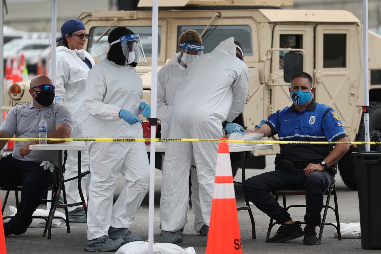Mientras tanto, aquellos con anticuerpos pueden donar plasma, pues se ha utilizado con éxito en algunos pacientes para ayudarlos a combatir la infección.
<br>