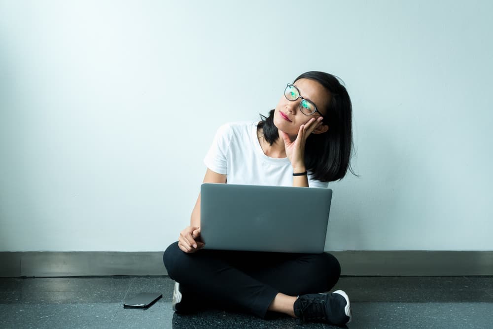 <b>ACUARIO</b>
<br>A veces te la pasas tanto en tu cabeza, soñando despierto y haciendo planes, que olvidas poner los pies en la tierra. Asiéntate en tu realidad y comienza a tomar las acciones necesarias para cumplir tu misión y tus propósitos, un paso a la vez. No lo dejes todo en el tintero, porque ahí se queda.