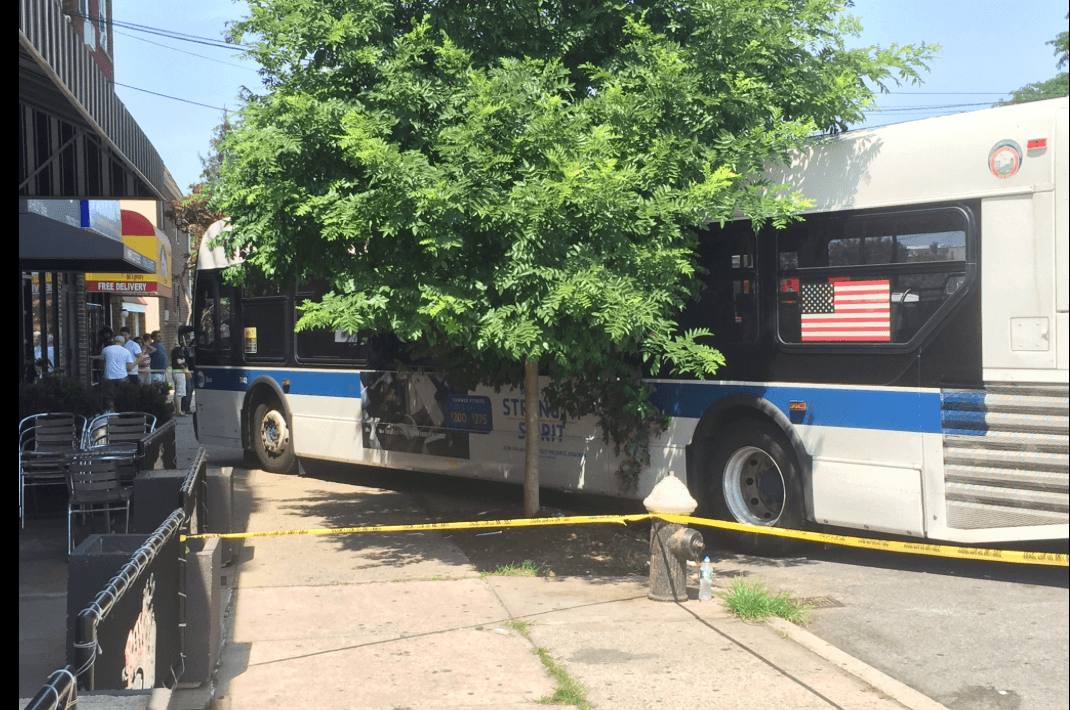 ¿Cuál de los dos volaba bajito? Choque entre bomberos y autobús dejó 17 heridos en Queens