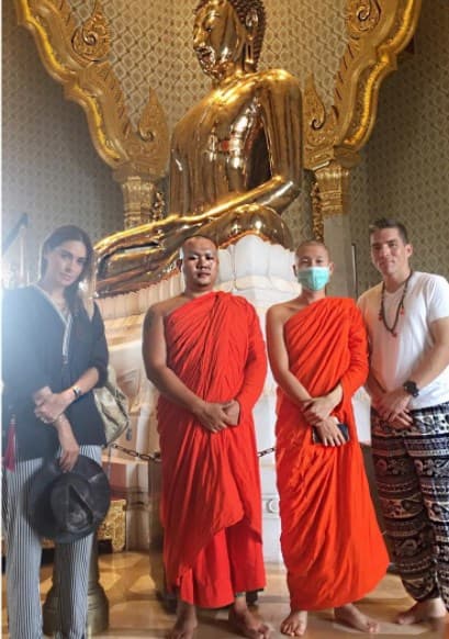 Así fue el encuentro de Galilea Montijo con los monjes en el Wat Traimit.