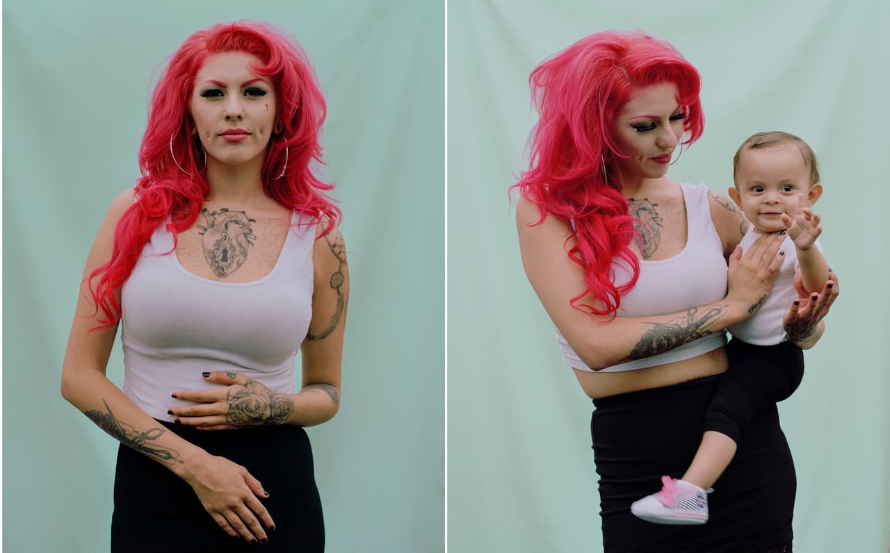 Las imágenes llevan el título de 
<a href="http://www.celiasanchezphotography.com/devoted/">"Devoted"</a>. Yuxtaponen retratos de mujeres solas, y a continuación, de ellas mismas acompañadas por sus hijos.