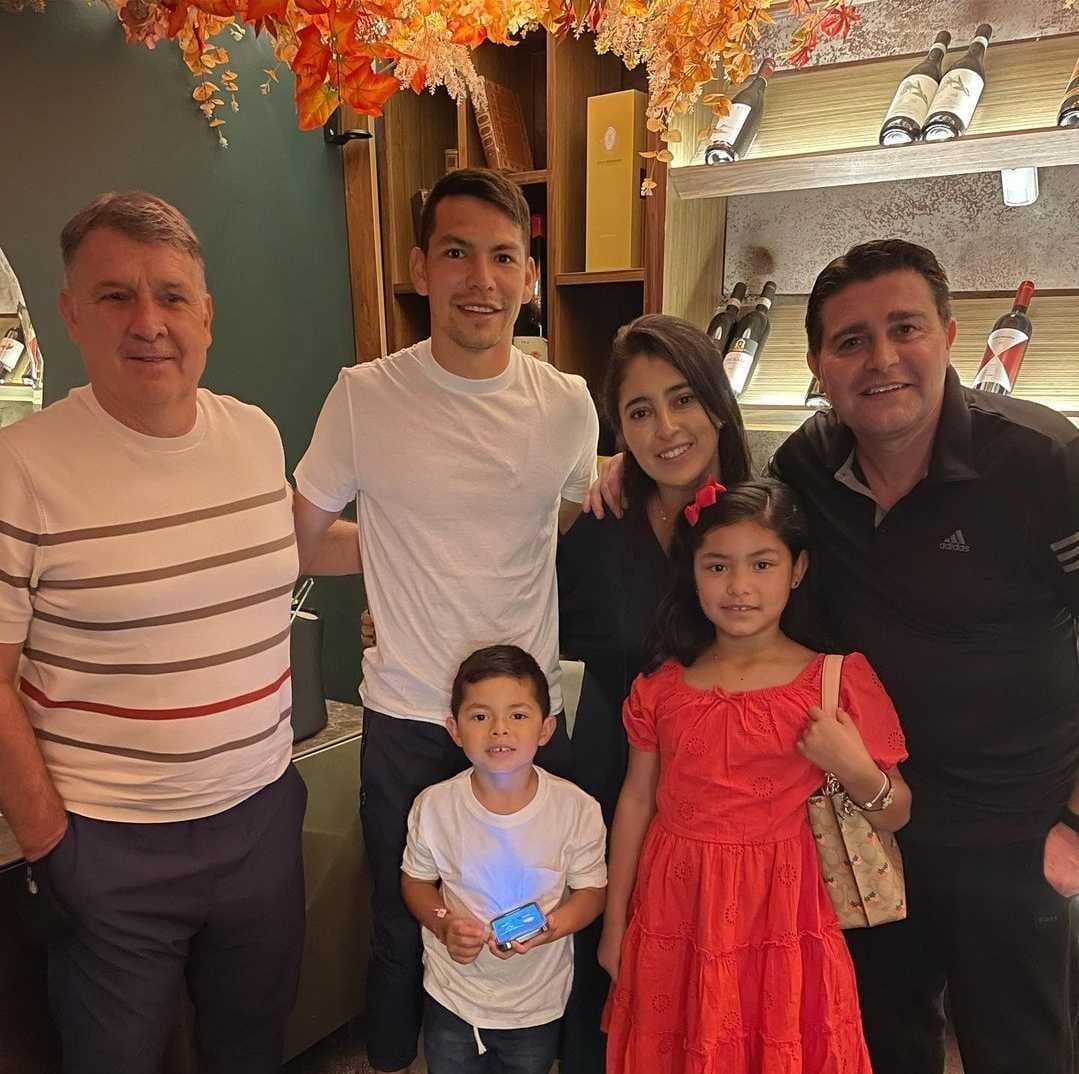 'Tata' Martino continúa su gira europea y visita al 'Chucky' Lozano 