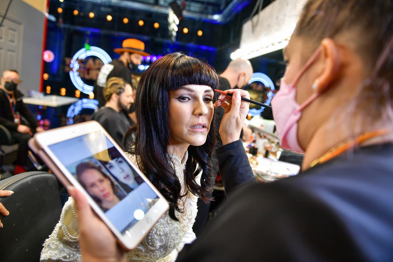 Kika Edgar se convirtió en Mon Laferte gracias al trabajo de maquillistas y caracterizadores, quienes decidieron colocarle una peluca especial.