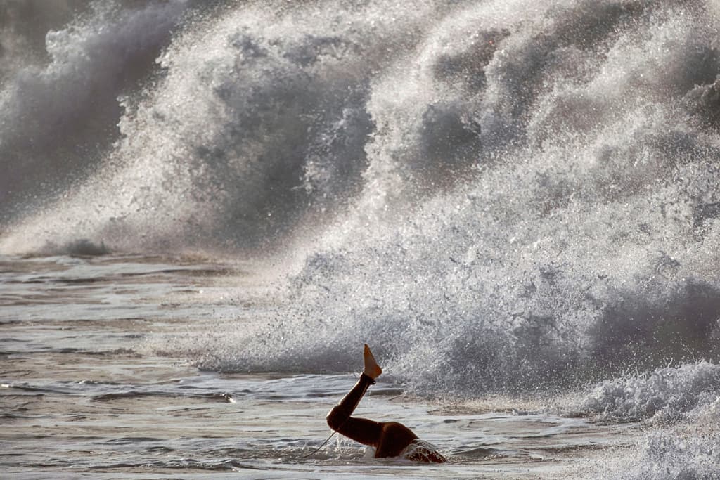 La lucha contra la fuerte marejada en Manhattan Beach fue constante este jueves para quienes decidieron desafiar la advertencia del Servicio Meteorológico Nacional.
