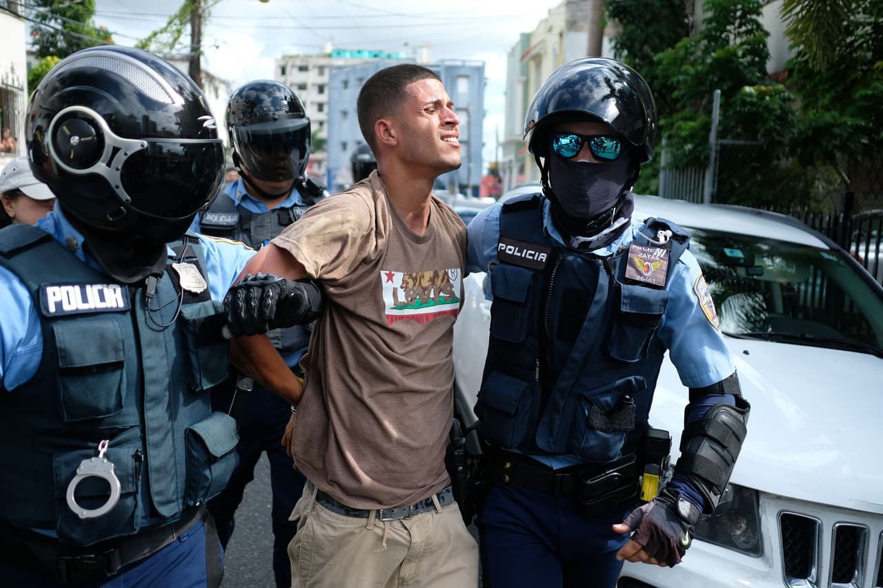 Santiago también criticó el arresto de los dos jóvenes independentistas: "Angélica y Alfonso Questell, a quienes hemos visto crecer en el PIP, se encontraban ya en el hospedaje de ella, junto a su papá, cuando llegó la Policía. Ambos fueron arrestados, y Angélica golpeada”, aseguró la comisionada del Partido Independentista Puertorriqueño.