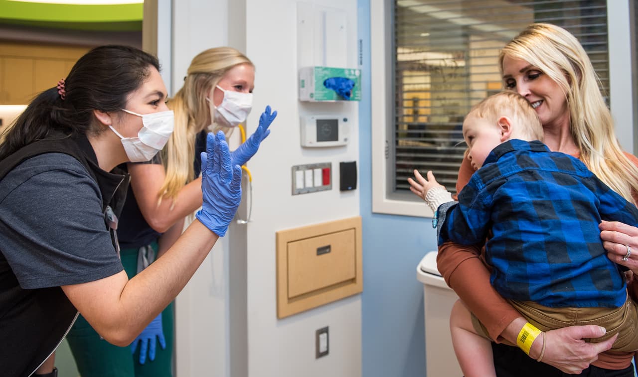 Sale del hospital niño de 2 años que recibió trasplante de corazón en Houston durante la crisis del coronavirus