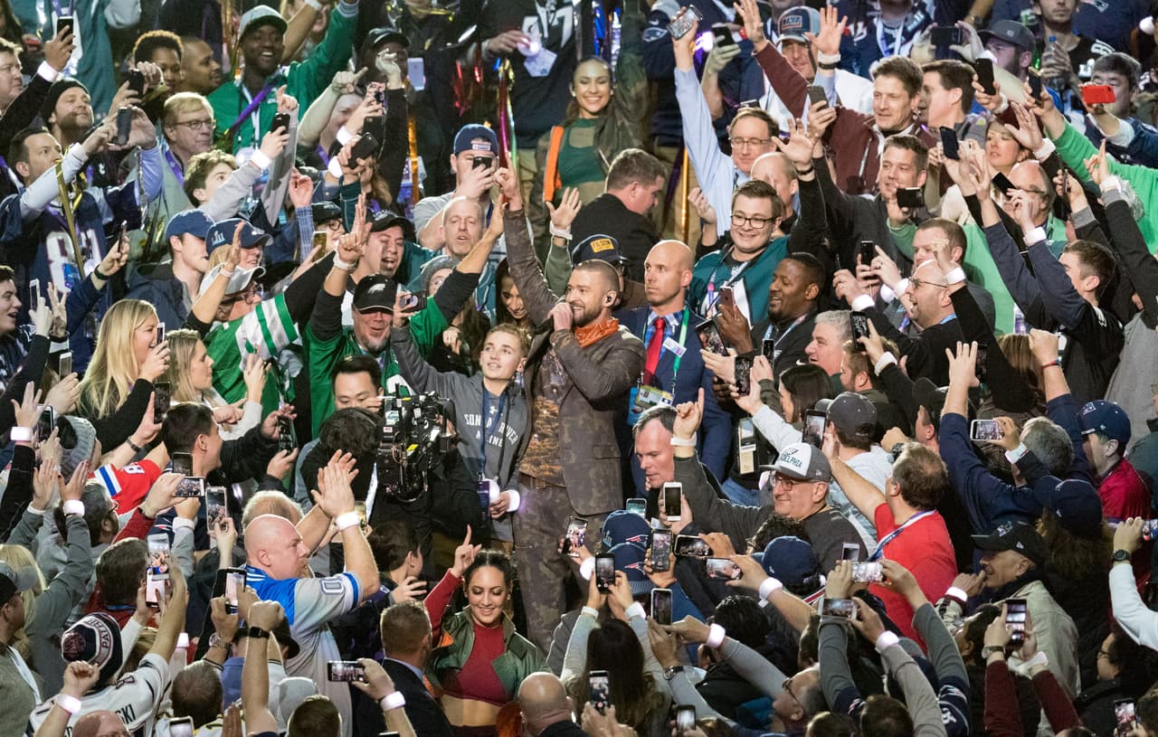 En ese momento nadie sabía quién era, pero eso no impidió que se hiciera viral y protagonizara un sinfín de memes, robándose así el show del Super Bowl.
<br>