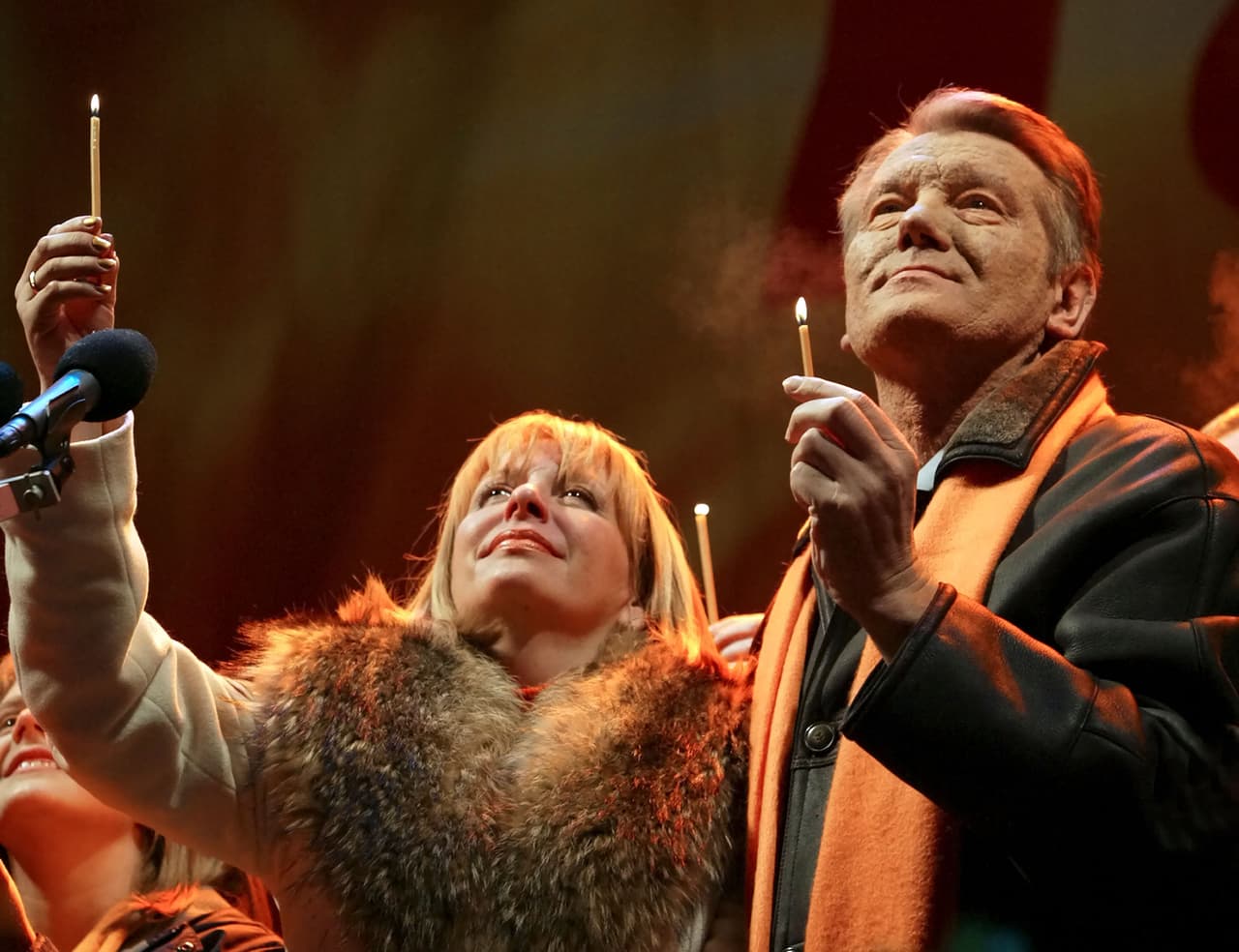 <b>Los rusos en la política de Ucrania (2004)</b>
<br>
<br>La elección presidencial de 2004 enfrentó a Viktor Yanukovych, del partido gobernante y apoyado por Vladimir Putin, contra Viktor Yushchenko, un popular líder de la oposición a favor de mayor democracia. En plena campaña Yushchenko cayó misteriosamente enfermo, quedó desfigurado y los médicos confirmaron que había sido envenenado.
<br>
<br>Yanukovych ganó las elecciones pero hubo acusaciones de fraude y se desató una protesta en favor de Yushchenko conocida como la Revolución Naranja. Finalmente Yushchenko resultó elegido en una tercera votación (en la fotografía) y fue acompañado en el gobierno por Yulia Tymoshenko, como primera ministra.
<br>