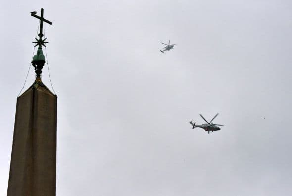 Un par de helicópteros sobrevolando el cielo del Vaticano.