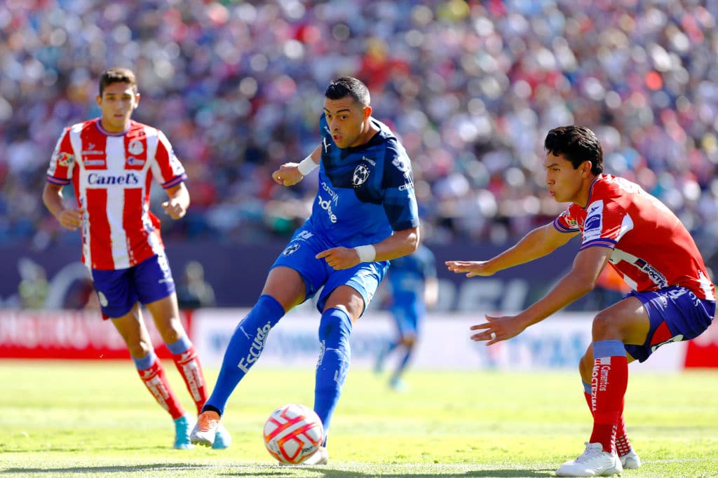Rogelio Funes Mori, de penal, le dio el triunfo a Rayados sobre Atlético San Luis. El jugador nacionalizado mexicano marcó, a los 83 minutos, y le dio una sufrida victoria al Monterrey.