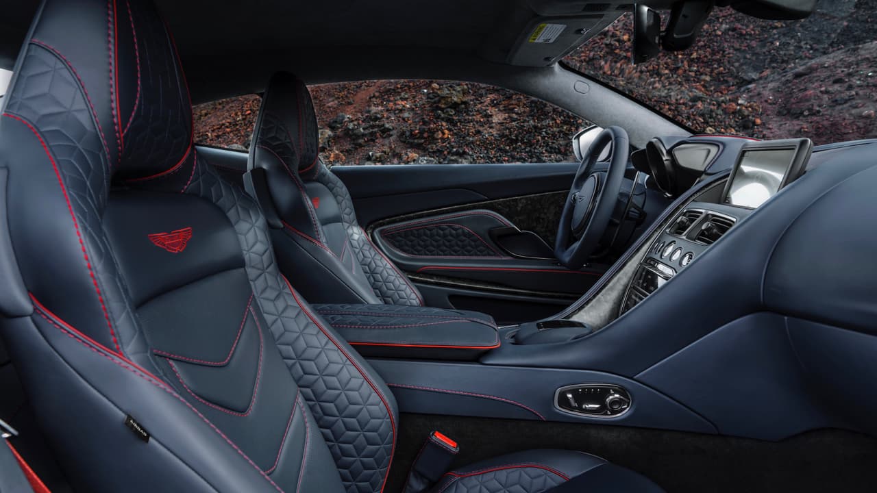 Una mecánica tan portentosa merece un interior igualmente excepcional y en este departamento Aston Martin tampoco nos decepciona. El DBS Superleggera cuenta con una lujosa cabina donde la eleganciay el dinamismo conviven, una lección que otros fabricantes de vehículos super deportivos (como el que tiene un nombre que comienza por Lambo y termina por Ghini) podrían aprender.