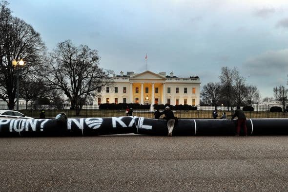 Activistas pusieron un globo en forma de pipa frente a la Casa Blanca para protestar la construcción de un oleoducto de Canadá a las refinerías del Golfo.