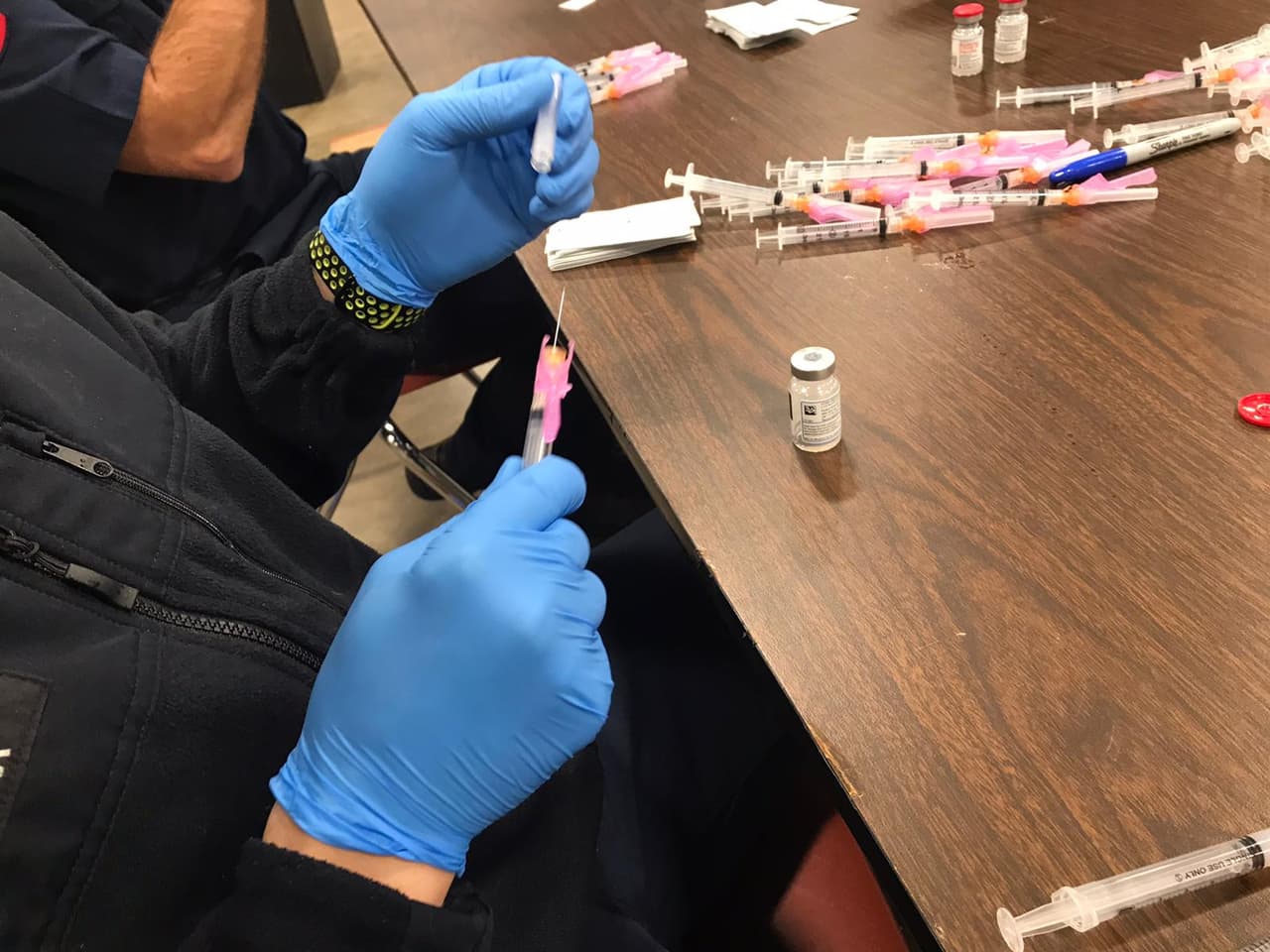 Los paramédicos también forman parte de esta distribución de vacunas.