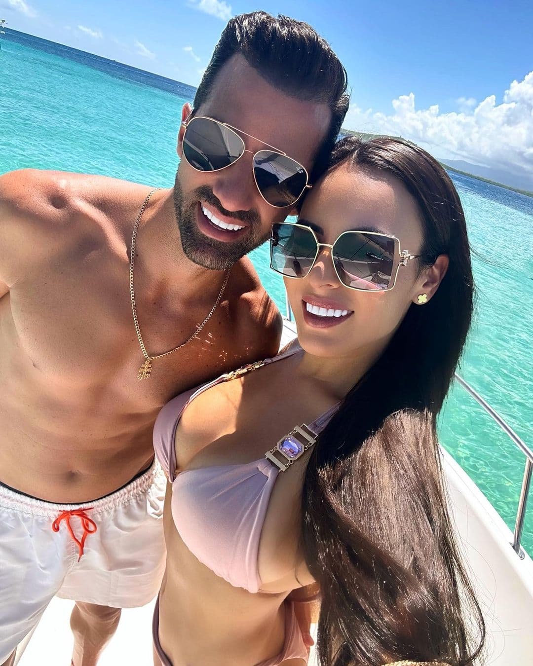 Sin embargo, la pareja sigue siendo señalada de supuestamente haber traicionado a la presentadora puertorriqueña, con quien él comparte a su hija Alaïa.