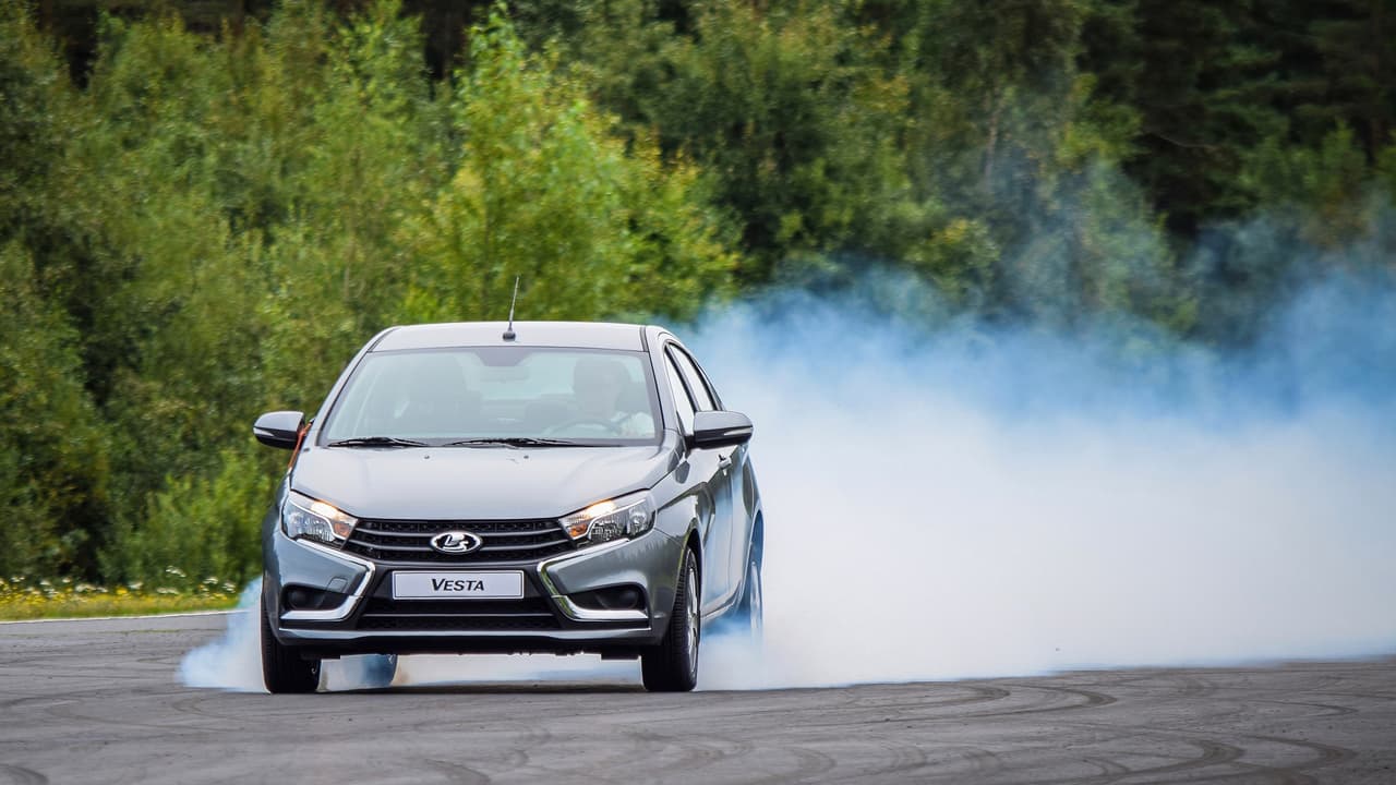 <h3 class="cms-h3-H3"><b>El carro necesita distancias más largas para frenar</b></h3>
<br>Esto ocurre progresivamente por lo que el conductor no se da cuenta inmediatamente. Pero cuando ya se hace evidente que el vehículo no se detiene tan rápidamente como cuando era nuevo es hora de llevarlo a que el mecánica revise los frenos.