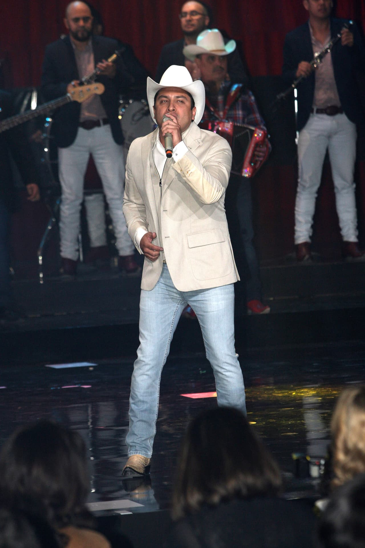 Como era de esperarse en Twitter comenzaron una gran cantidad de comentarios en contra del cantante, acusándolo incluso de misoginia.