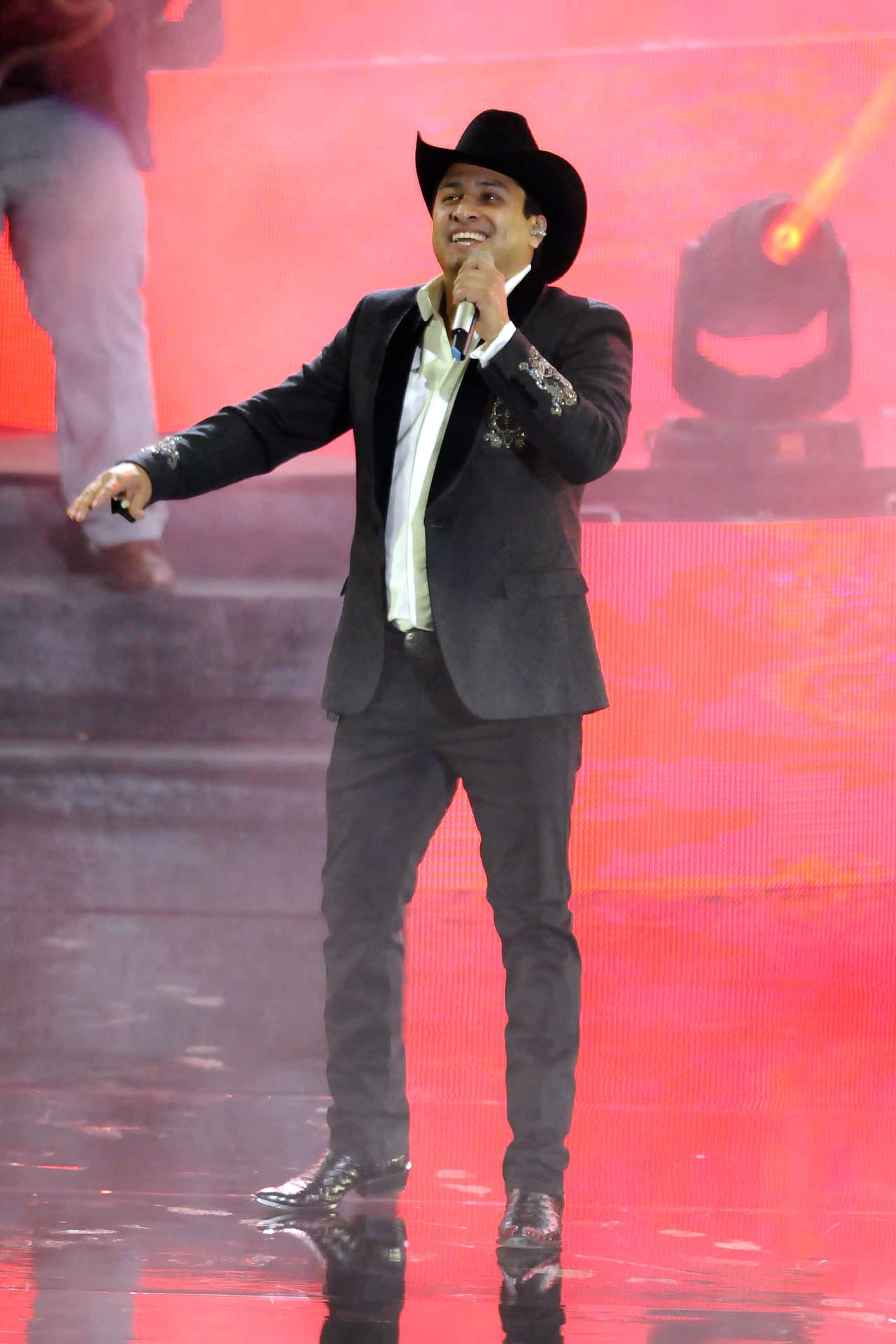 "Con Julión no he tenido la suerte de que grabemos juntos todavía, pero traigo unos duetos muy padres en el disco".