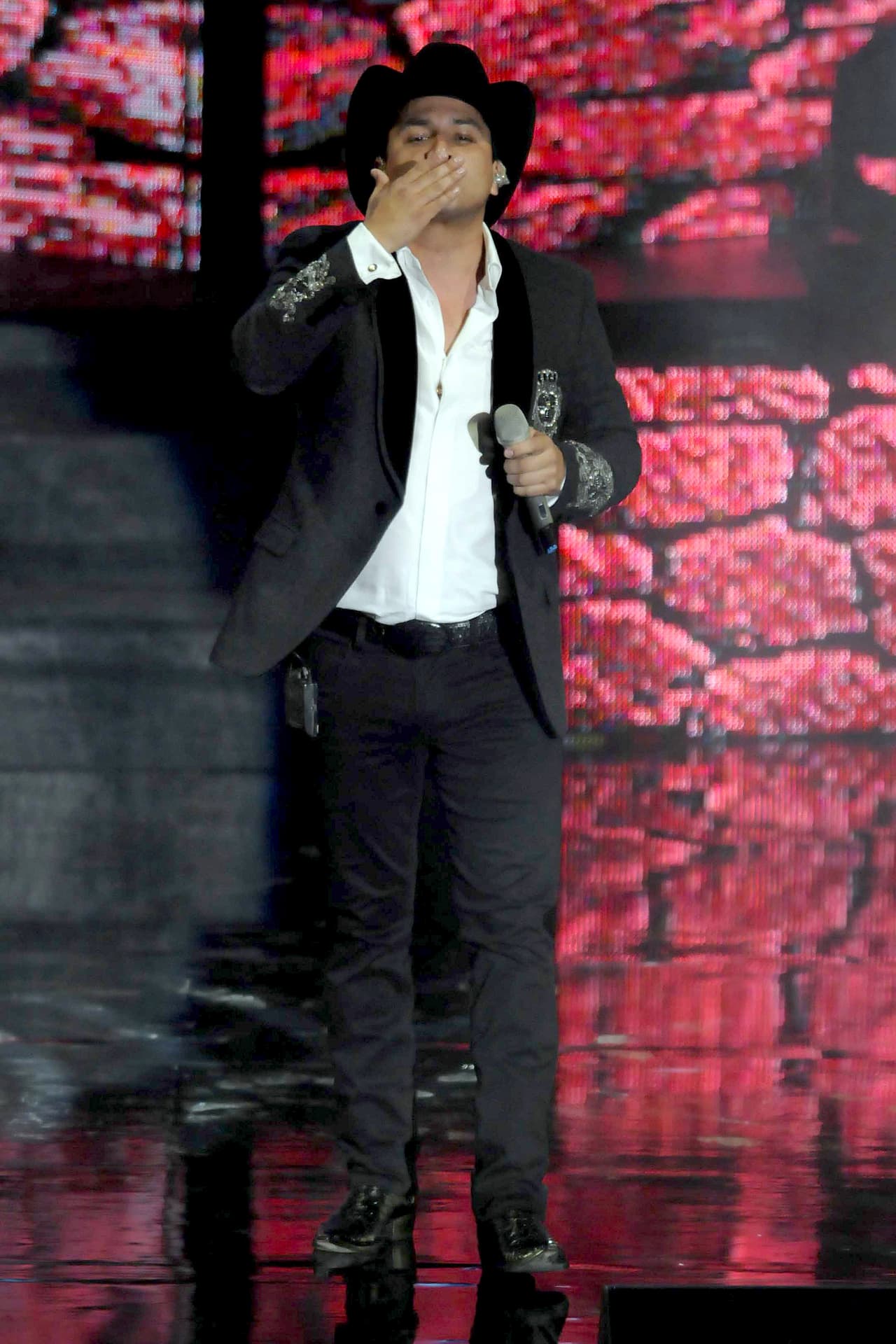 Julión Álvarez es otro de los cantantes que ha tenido la oportunidad de ser parte de quienes le cantan las mañanitas a la virgen.