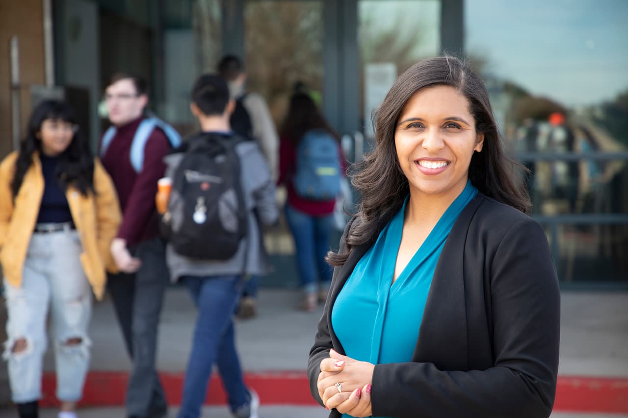 Candace Valenzuela, candidata demócrata por el distrito 24 de Texas y quien de llegar al Congreso sería la primera afrolatina en conseguirlo, felicitó a la hoy compañera de fórmula de Joe Biden. 
<br>
<br>"Felicidades a Kamala Harris por hacer historia y convertirse en la primera mujer negra en ser nominada a la vicepresidencia. Nuestros líderes deben reflejar a las personas a las que sirven, y este es otro valioso logro en nuestro camino hacia la igualdad en este país", 
<a href="https://twitter.com/candacefor24/status/1293293421017341953?s=20" target="_blank">afirmó</a>. 
<br>