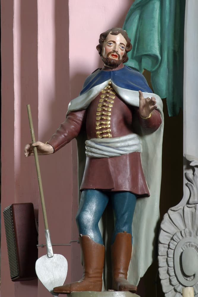 Pasó la gran parte de su vida trabajando las tierras, labrando y cultivando, pero siempre antes de ir a trabajar, a las seis de la mañana, tenía que ir a rezar y escuchar misa a la Iglesia, aunque quedara del otro lado del pueblo. Por esto mismo, llegaba una hora tarde a trabajar y despertó la ira y envidia de sus compañeros.