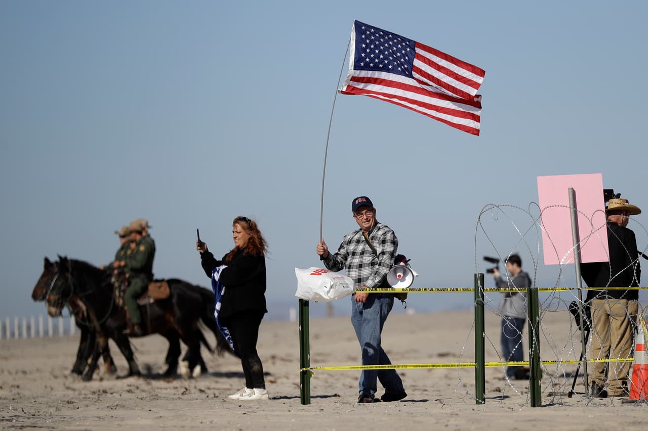 Junto a ellos los oficiales de la patrulla fronteriza.