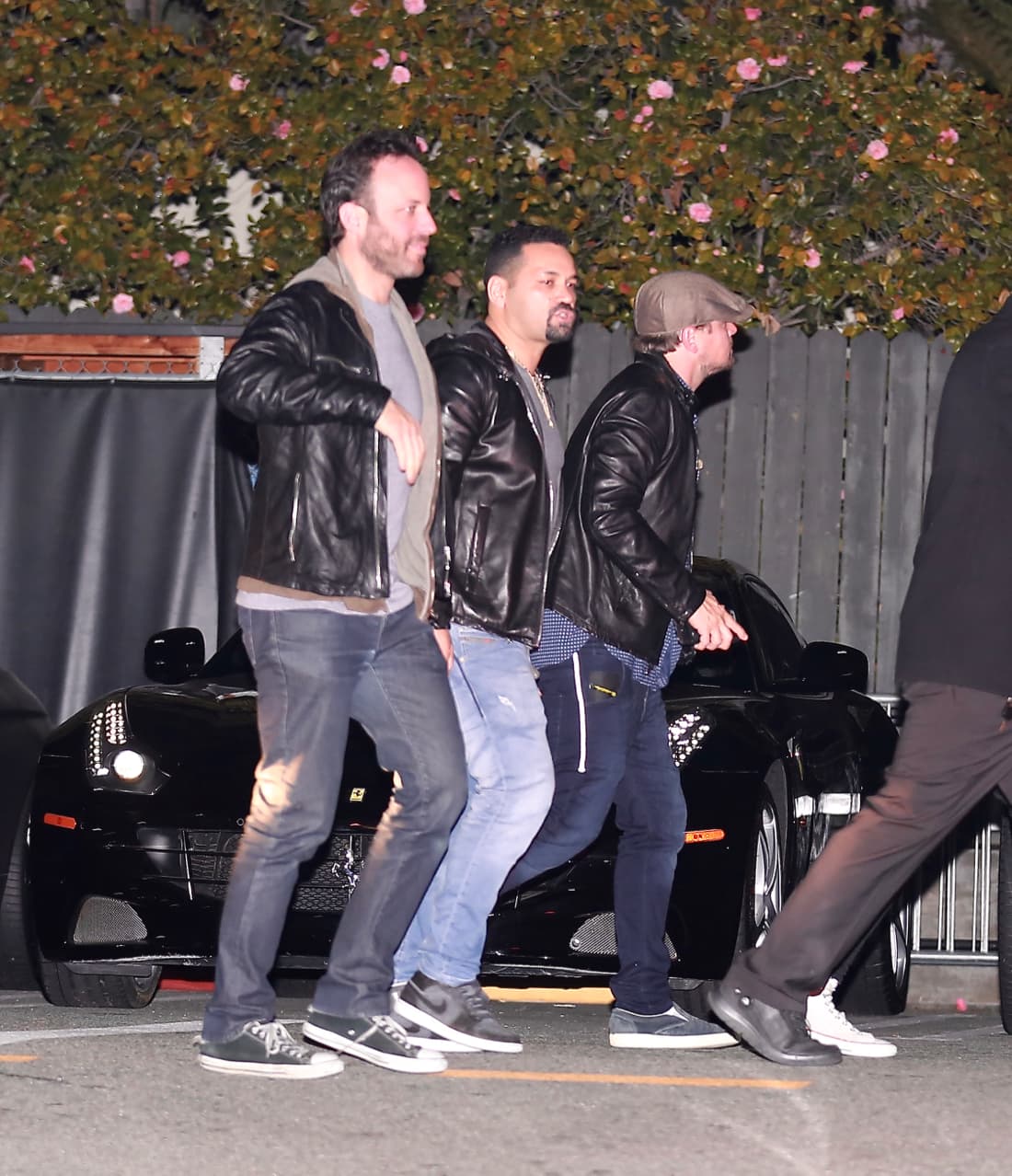 Intentó despistar a las cámaras saliendo con unos amigos.