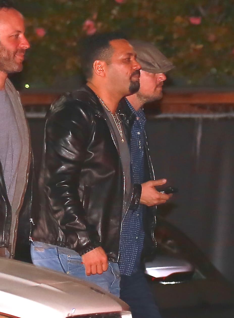 El actor no salió solo de esta fiesta.