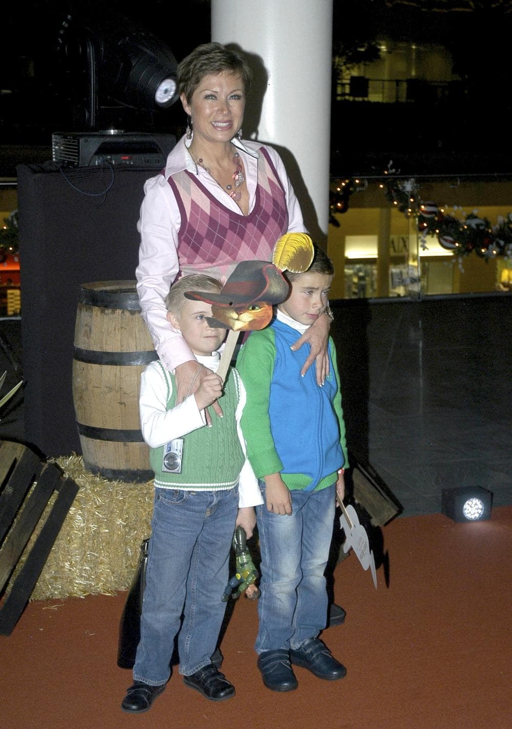 Por aquellos días,
<b><a href="https://www.univision.com/famosos/asi-era-la-exitosa-carrera-artistica-de-yadhira-carrillo-antes-de-que-el-escandalo-rodeara-su-vida-fotos" target="_blank">Carrillo fue cuestionada</a></b> ante el escándalo y se limitó a decir que se trataba de un fotomontaje. Además afirmó que incluso ese día ella estaba con ellos porque hablaban sobre un problema de salud de uno de
<b><a href="https://www.univision.com/famosos/leticia-calder-on-no-permitio-que-el-arresto-de-juan-collado-arruinara-la-navidad-de-sus-hijos-fotos" target="_blank">los dos hijos que Calderón tuvo con Collado</a></b>.
<br>