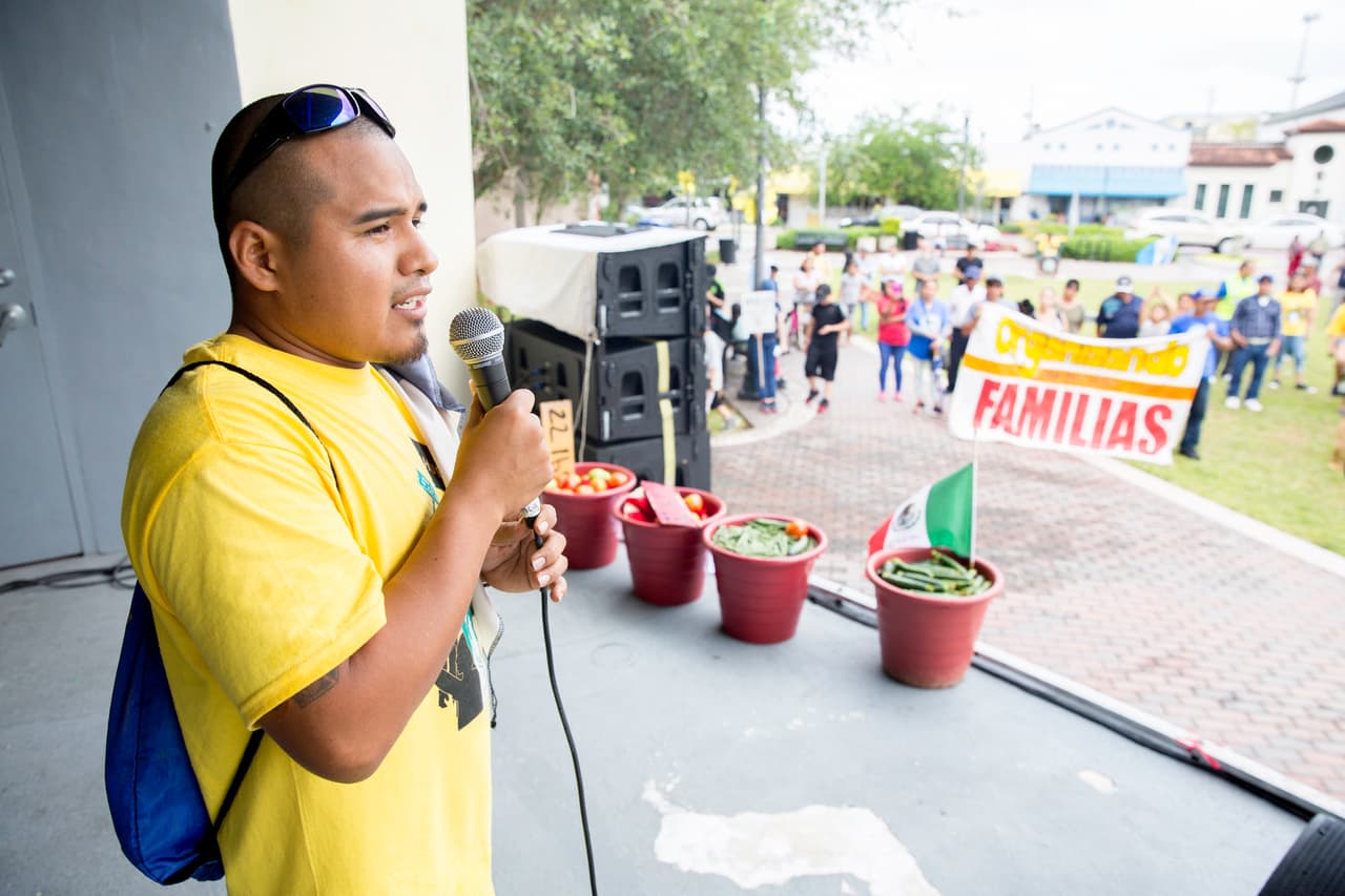 Margarito Cruz, un joven de 25 años de origen mexicano, estaba entre los organizadores del evento. Según le dijo a Univision Noticias, el objetivo de estas protestas es "dirigir el poder de la comunidad sin violencia" para conseguir la protección permanente de los indocumentados y el respeto y la dignidad de la comunidad inmigrante.