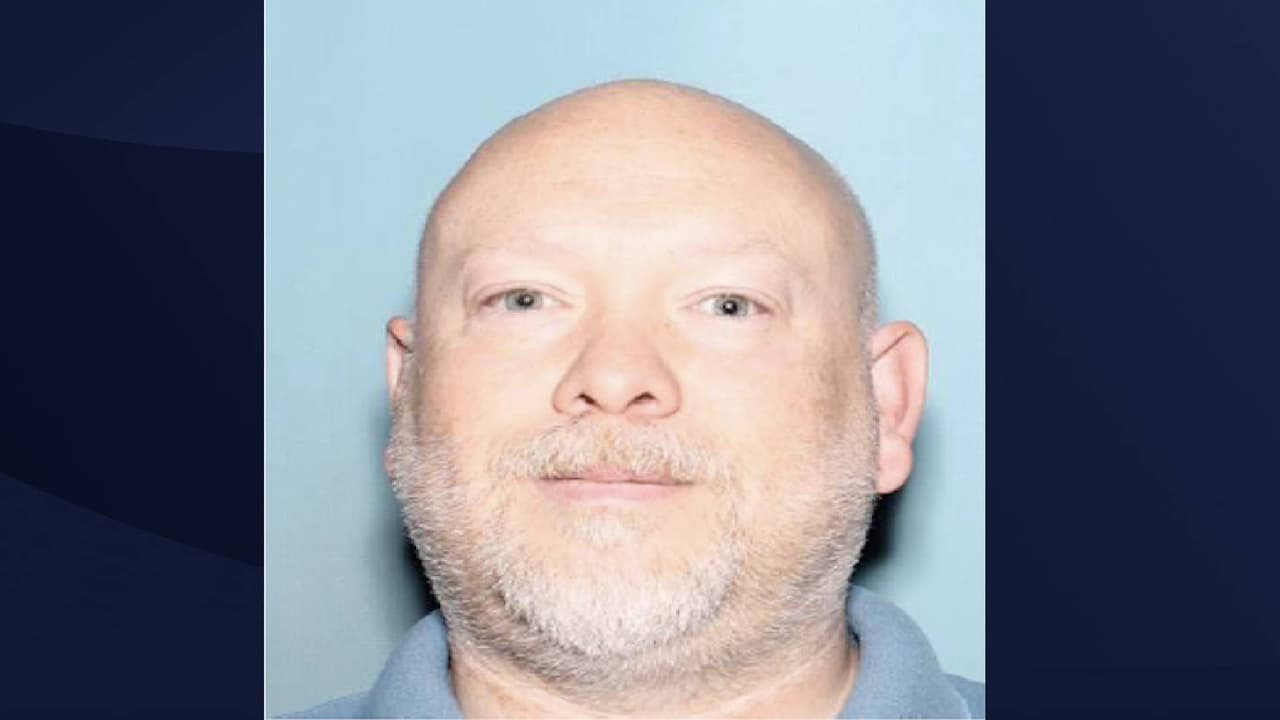 Wade Astle de 46 años es buscado por explotación sexual de un menor. Es descrito como anglosajón, pesa 200 libras, mide 5 pies y 7 pulgadas, y tienen ojos color miel. Llame al 480- 837-8446 si tiene información. Hay una recompensa de $5,000. 
<br>