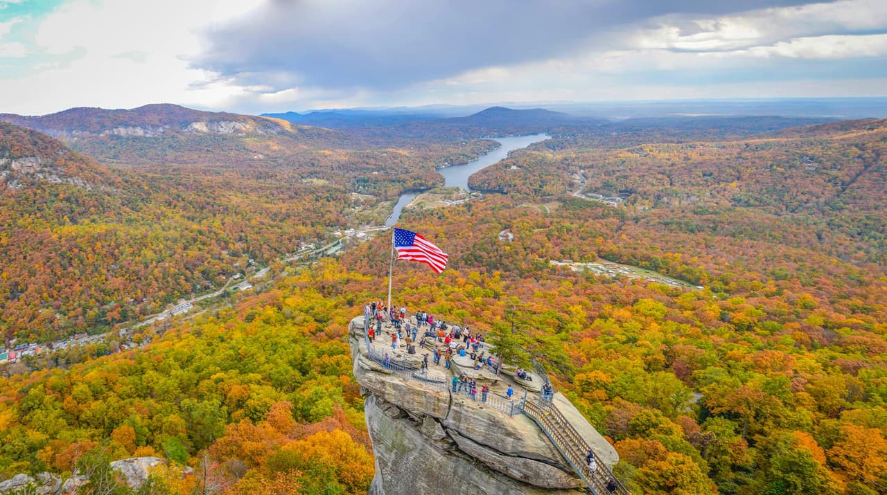 <a href="https://www.chimneyrockpark.com/"><b>Chimney Rock State Park</b></a>. Chimney Rock State Park es un parque histórico que abarca casi 7,000 acres y ofrece impresionantes vistas del follaje de otoño. Por supuesto, la mejor vista es desde la cima de Chimney Rock, un monolito de granito de más de 500 millones de años y 315 pies de altura. Desde la cima, puedes ver el lago Lure y numerosas cadenas montañosas a lo largo del horizonte.
<br>
<br>
<a href="https://goo.gl/maps/vMwbwE5mnB8nL3uE9"><b>Cómo llegar</b></a>