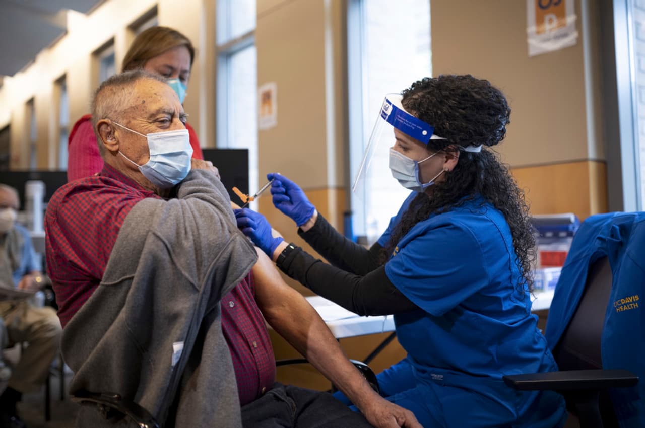 “Me sentía preso”: hombre de 80 años es el primer miembro del público en recibir la vacuna contra el coronavirus en Sacramento