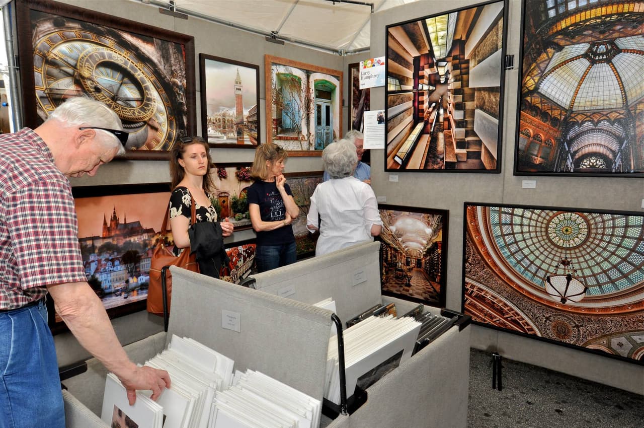 <b><a href="http://decaturartsfestival.com/">Decatur Arts Festival (6 al 8 de mayo):</a></b> Las festividades comienzan el viernes 6 de mayo por la noche con ArtWalk. Disfruta de la música en la plaza mientras pasea entre los negocios locales que organizan recepciones de arte gratuitas con refrigerios. El sábado y domingo, 7 y 8 de mayo, ve al Artists Market que muestra el trabajo de 140 artistas de todo el sureste del país.