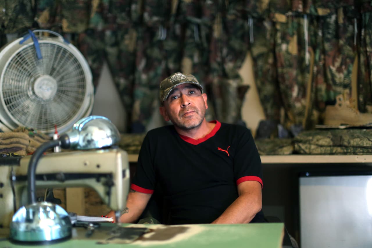 <b>Alberto Murillo, Sonoyta (Sonora).</b> También en Sonoyta nos encontramos con Alberto Murillo, el dueño de una tapicería en esta ciudad fronteriza con Arizona que se ha especializado en fabricar objetos de camuflaje para ayudar a los indocumentados a cruzar el desierto. "Yo igual crucé la frontera y sé lo que se siente”, afirma el hombre. Murillo le contó a Univision Noticias 
<b><a href="https://www.univision.com/arizona/ktvw/noticias/elecciones-mexico-2018/camuflaje-para-el-desierto-la-ultima-compra-de-los-indocumentados-antes-de-pasar-la-frontera-video">qué vende en su tienda y por qué lo hace.</a></b>