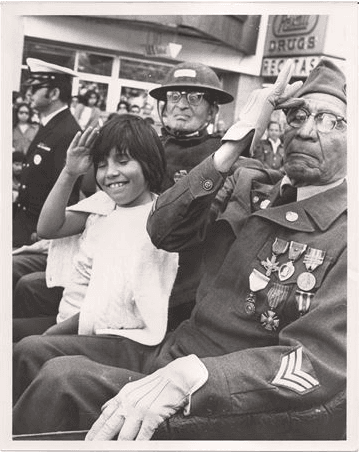 Estados Unidos declaró la guerra a Alemania el 6 de abril de 1917. Serna estaba con un grupo de hombres en Denver cuando fue detenido por funcionarios federales. Se enfrentó a la posibilidad de ser deportado, pero antes de que eso sucediera, se ofreció como voluntario para servir en el Ejército.