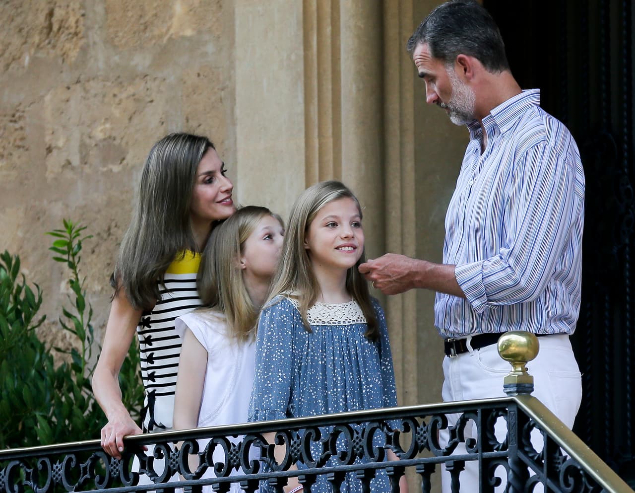 Por un año más la princesa Leonor y la infanta Sofía acompañaron a sus padres, don Felipe y doña Letizia, en una sesión de fotos que tiene lugar en el Palacio de Marivent y marca el inicio de las vacaciones reales de verano.
