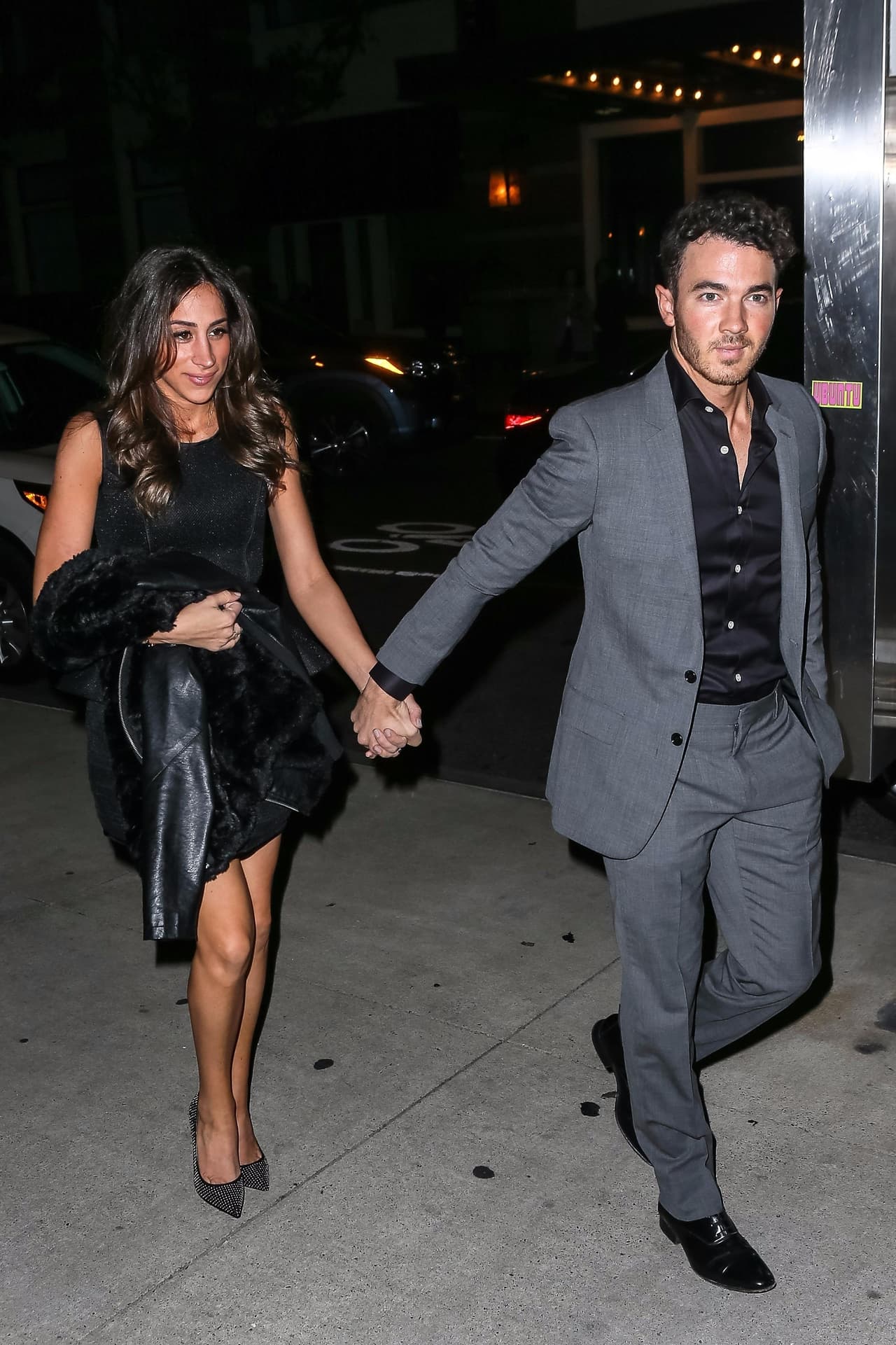 Por su parte, Kevin Jonas fue el primero de los hermanos en renunciar a la soltería en julio de 2009 a los 21 años, tras pedirle matrimonio a su ahora esposa, Danielle Deleasa, con quien había salido durante dos años.