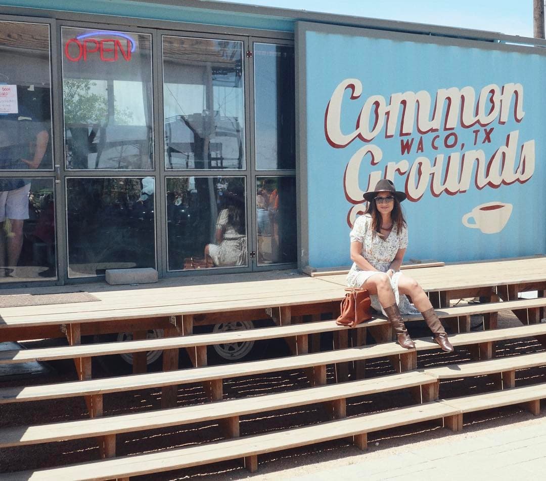 "But first!!@blanquitaperezg me acompaña en sus botitas de los 70s mommy's vintange boots are the best! I've had them for 15 years now", escribió 
<b><a href="http://www.univision.com/temas/ana-brenda-contreras">Ana Brenda</a></b> en esta imagen en donde se le puede ver luciendo unas botas que eran de su mamá y que ahora ella utiliza por tener un gran significado.