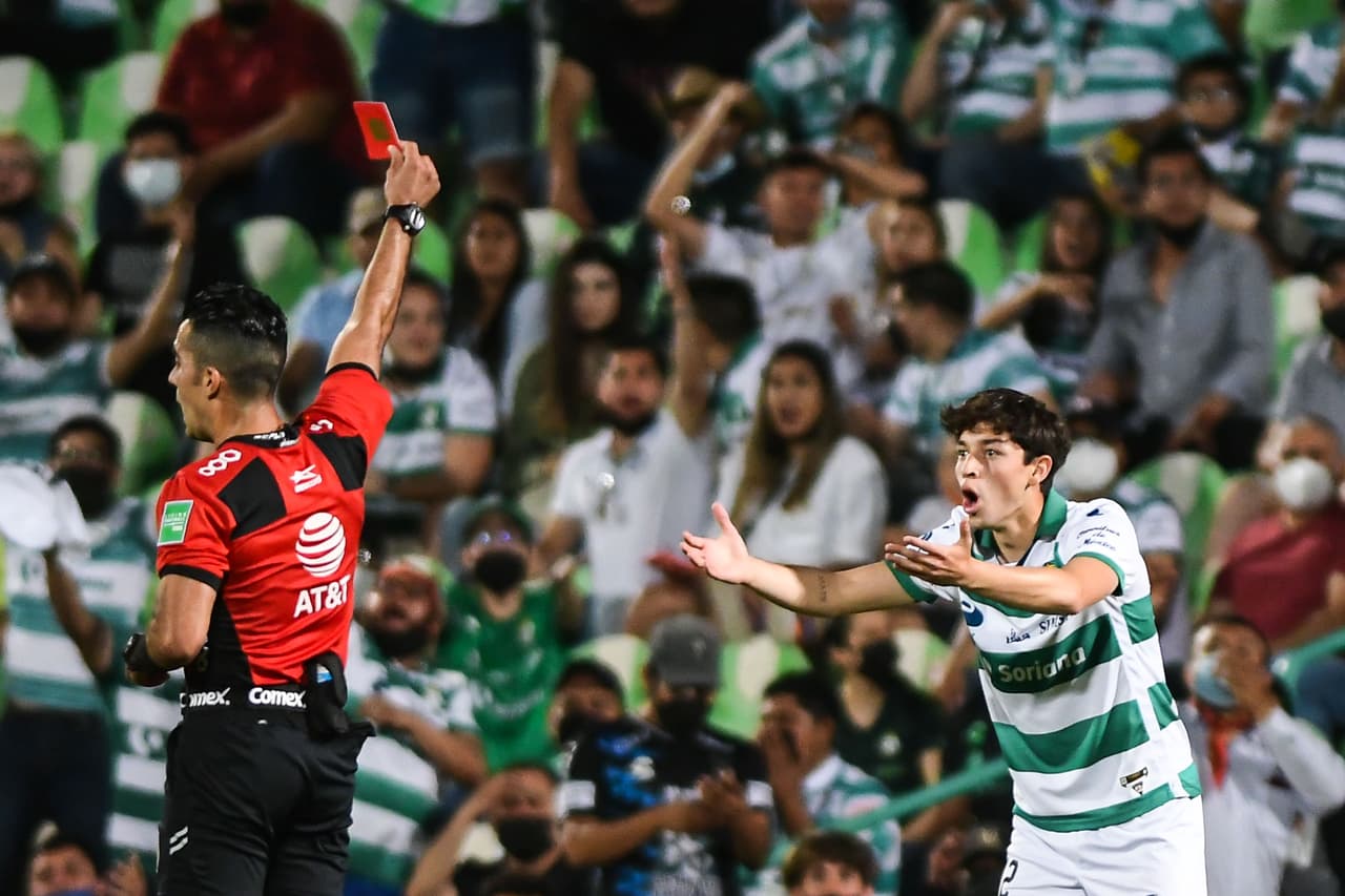 Jordan Carrillo vio la tarjeta roja, la cual fue revertida tras revisión del VAR.