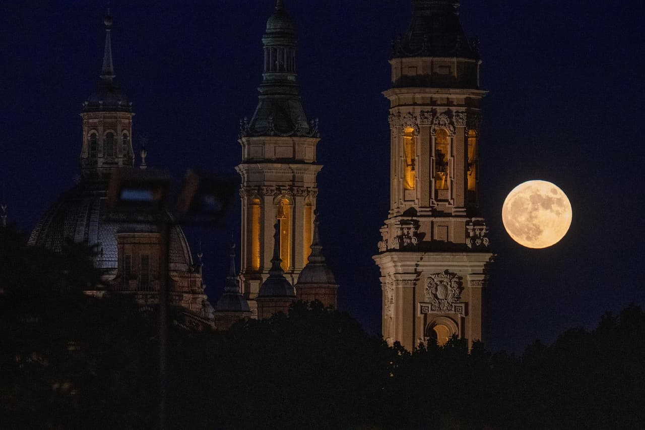 Más grande y más brillante. Así se vio la última superluna de 2021 sobre Zaragoza, en España. La clave del momento es que el satélite se encuentra en su punto más cercano a la Tierra.