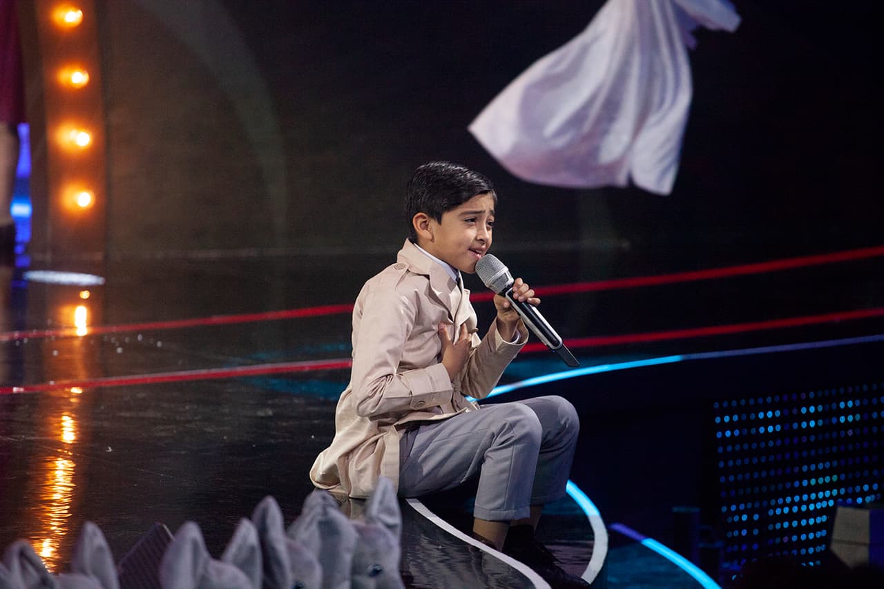 A continuación un niño cantando. La descarga de talento nos puso la piel chinita.