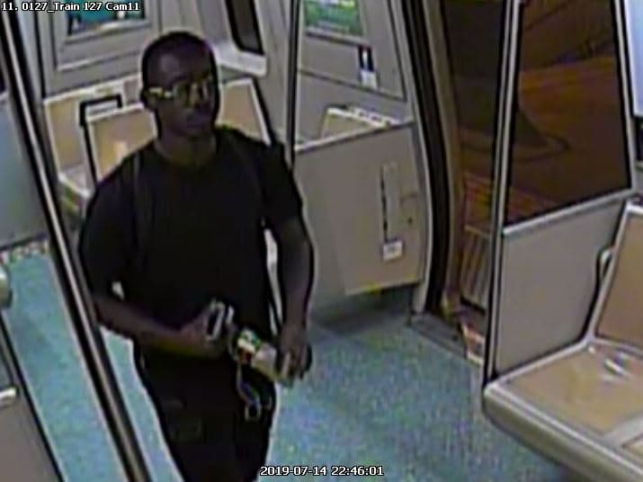 <a href="https://www.dekalbcountyga.gov/police-services/welcome" target="_blank">La Policía del condado de Dekalb</a> publicó dos fotografías de un hombre afroamericano y pidió a quienes lo identifiquen, que contacten al 770-724-7850 o a la línea de Alto al Crimen al 404-577-8477.