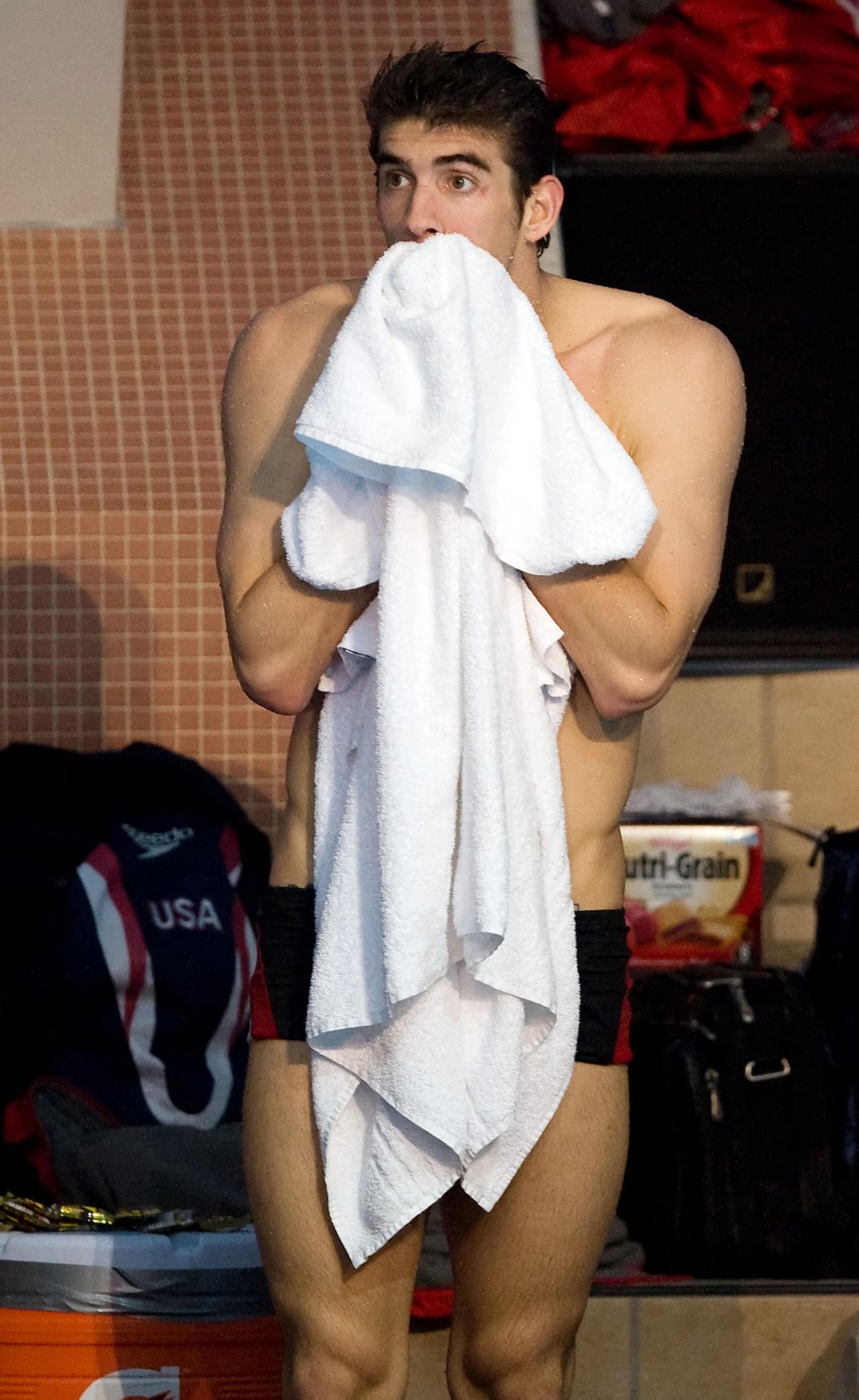 Un escándalo por consumo de marihuana en 2009 ensombreció la carrera de Phelps. Le ocasionó penalización deportiva y suspensión de patrocinantes. Foto tomada ese año durante unas competencias en Reino Unido.