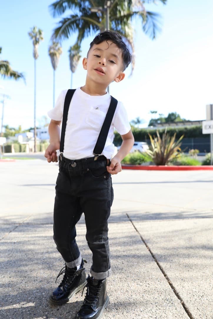 ¿Qué tal este modelito derritiéndonos con esa mirada seductora?