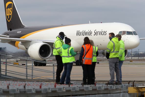 <b>Ignore las llamadas a la acción inmediata</b>. Si bien es posible que desee ser el primero en la fila para recibir la vacuna, no permita que ese sentido de urgencia empañe su juicio. Los estafadores intentan que actúe antes de pensar. No se deje engañar.
<br>
<br>