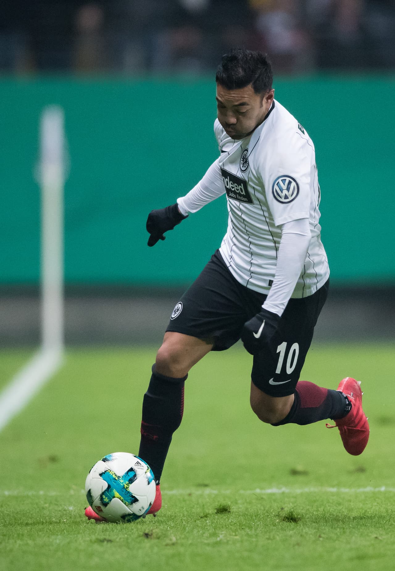 Marco Fabián sigue sin ritmo de juego por lo que empezó en el banquillo de suplentes.