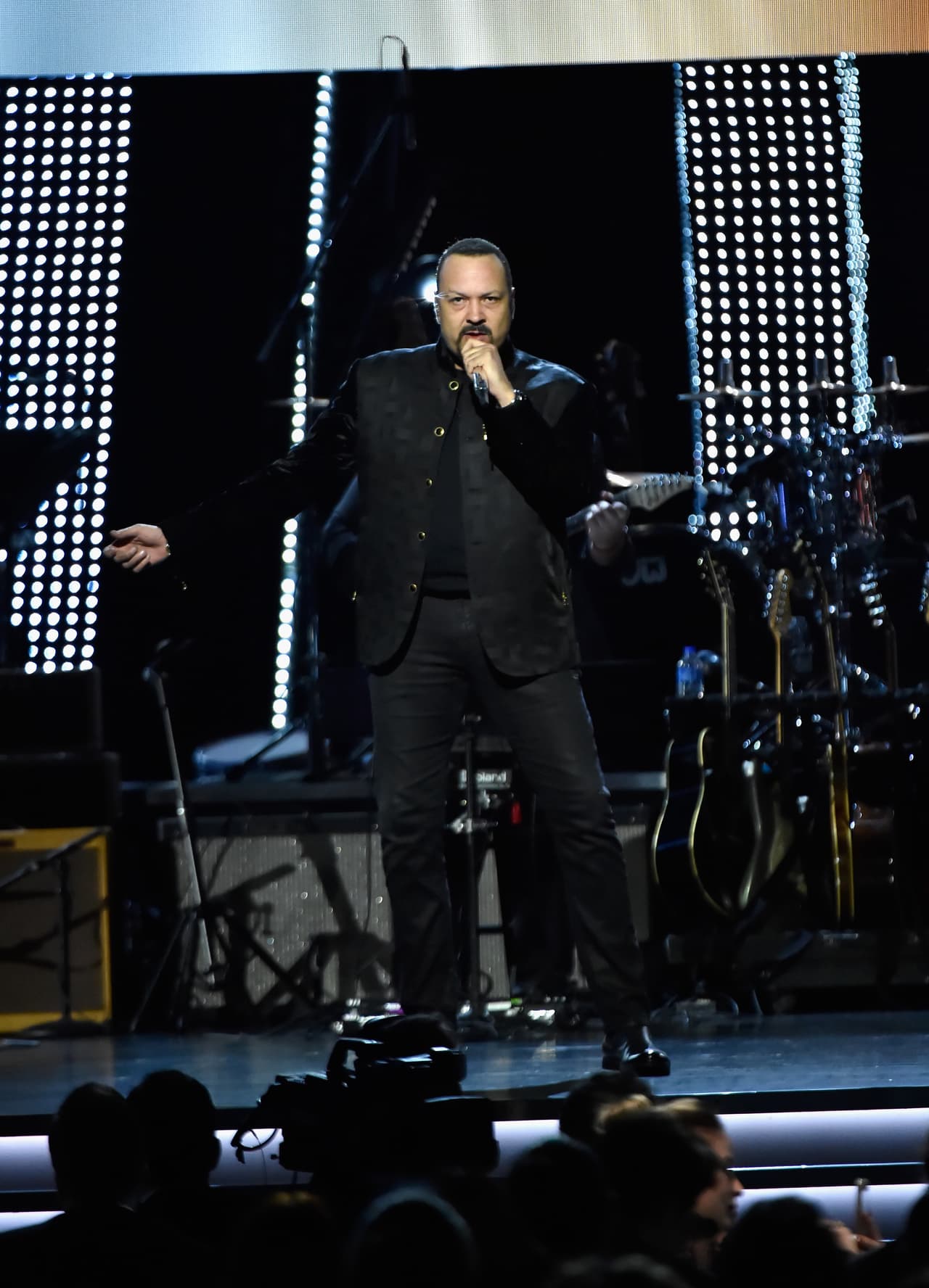 Esta afirmaciones también fueron desmentidas por Antonio Aguilar Jr., al afirmar que su hermano es el más bondadoso con el dinero y que, incluso, 
<b>le paga a sus empleados el triple </b>de lo que ganarían con alguien más.