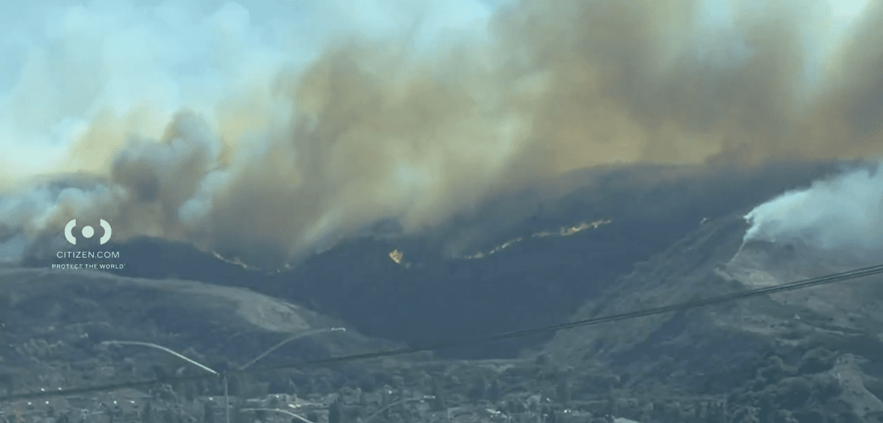 Bomberos del Condado de Orange combatieron el incendio tanto por tierra como desde el aire. Las autoridades desplegaron aeronaves para realizar descargas de agua y solicitaron refuerzos ante la rápida propagación del fuego.